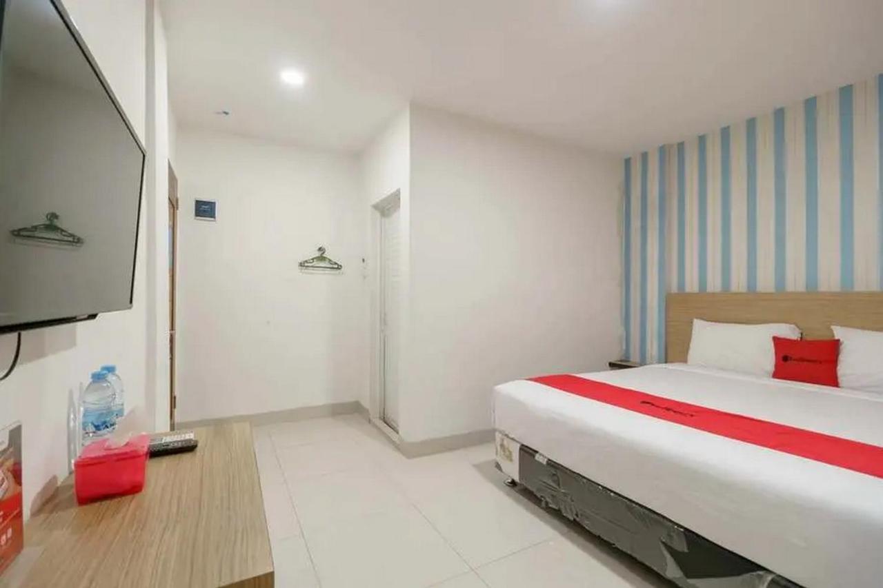 Reddoorz Plus @ Cemara Asri מדאן מראה חיצוני תמונה